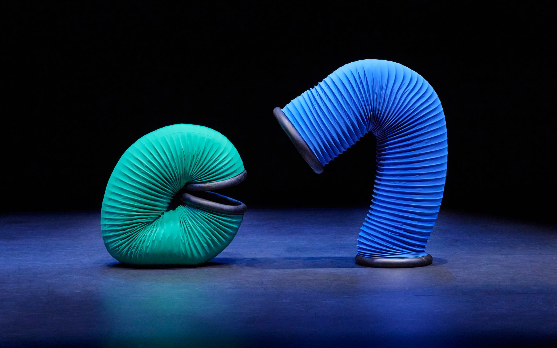 Eine grüne und eine blaue Röhre scheinen sich miteinander zu unterhalten